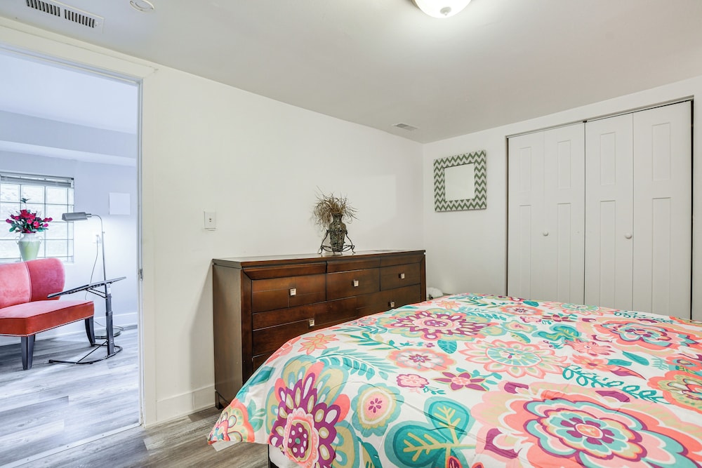 < 2 Mi to Uchicago: Pet-friendly Getaway w/ Yard