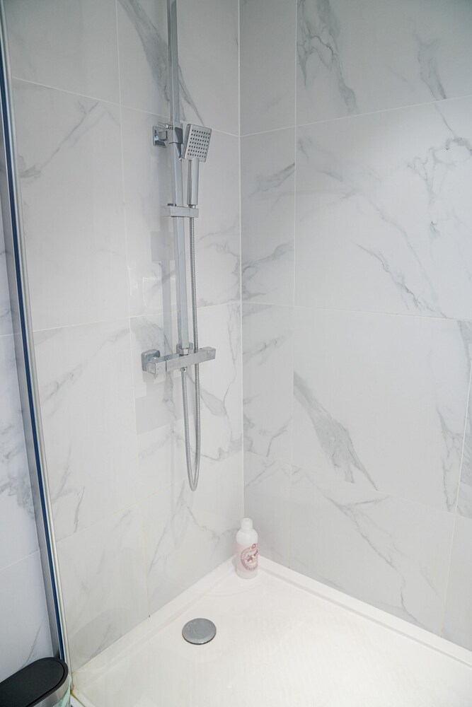 Modern 1BR 1LR Apartment Walk To Rabot