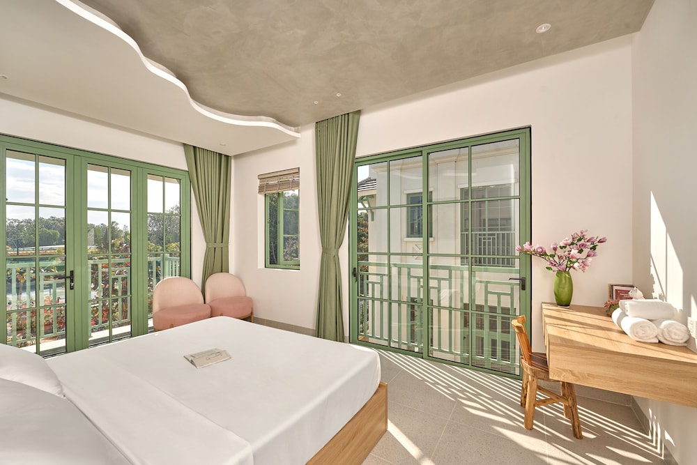 Luxury 4 bedroom Solar Villa