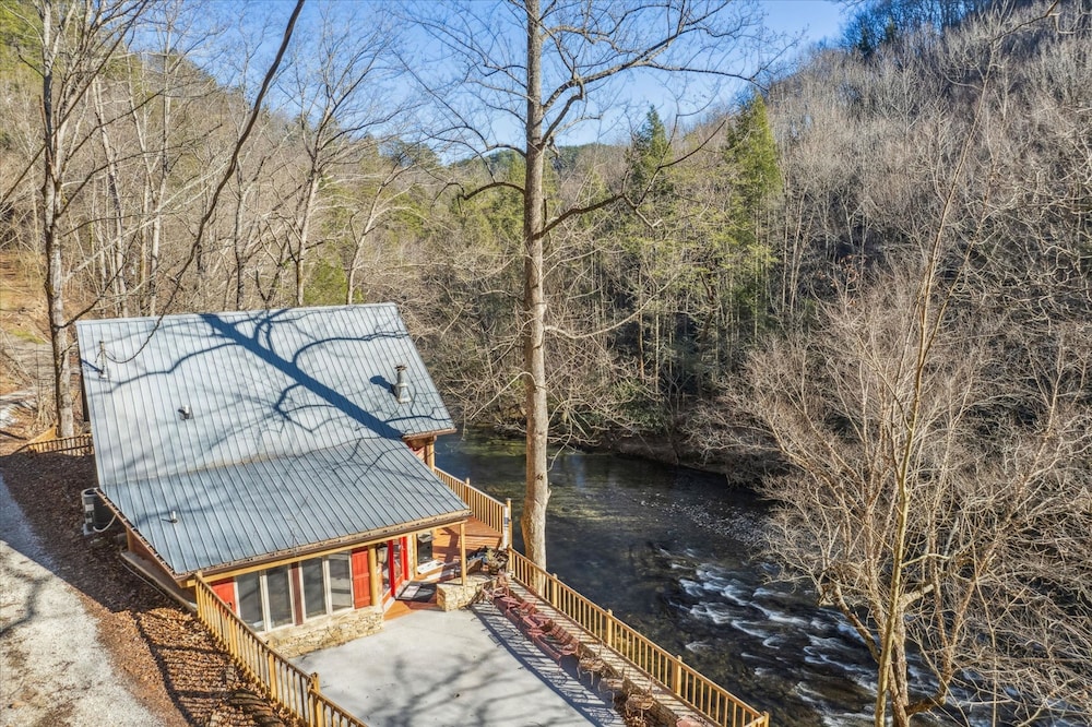 Very Secluded Breathtaking Riverfront Game Room
