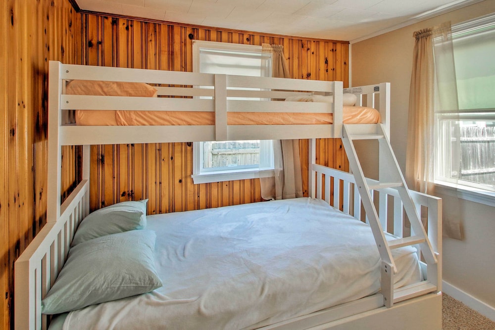 Cozy Hampton Cottage - Walk to Beaches & Marina!