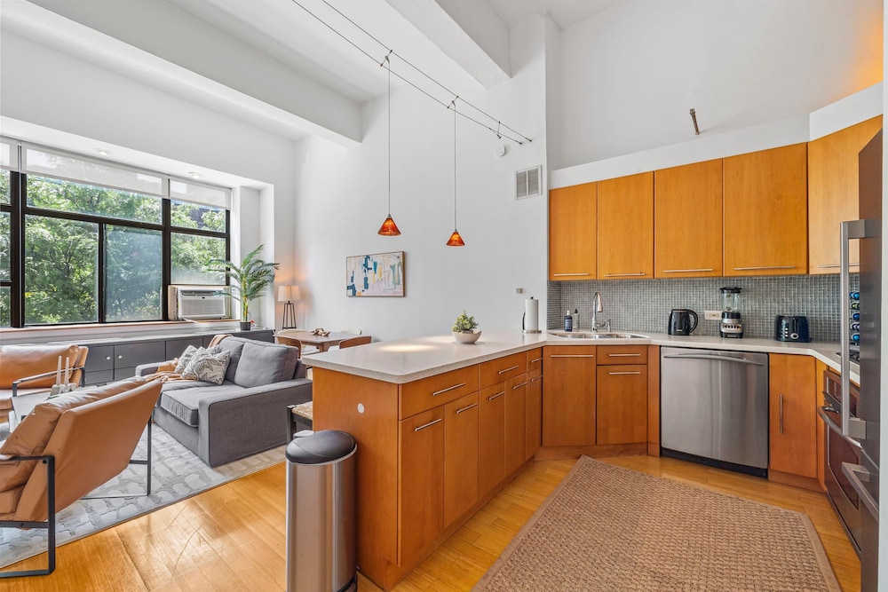 Barrow by Rove Travel 1BR Loft w Shared Roof