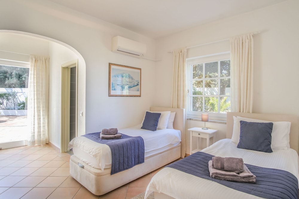 Vale Verde in Lagos With 6 Bedrooms and 4 Bathrooms