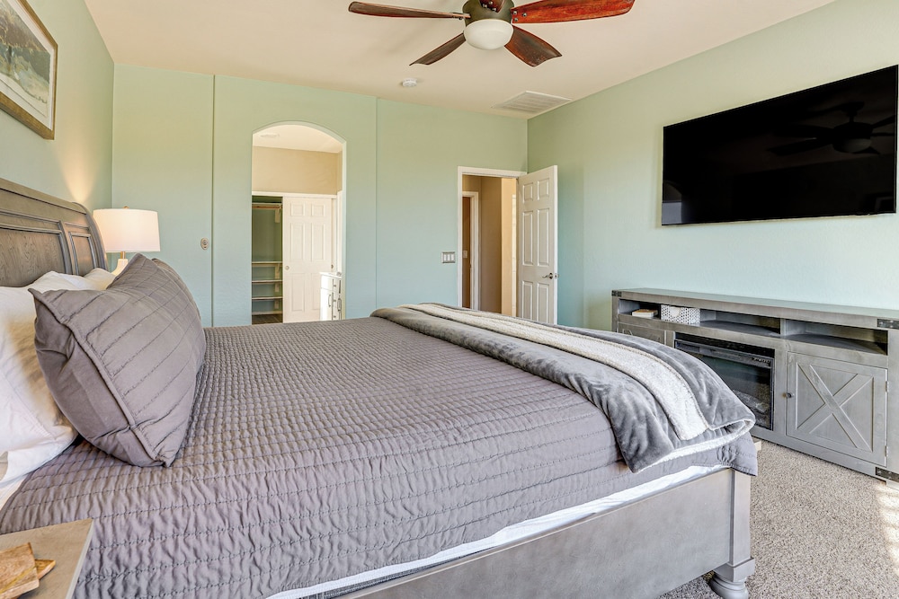 5 Mi to Surprise Stadium: Chic Arizona Home