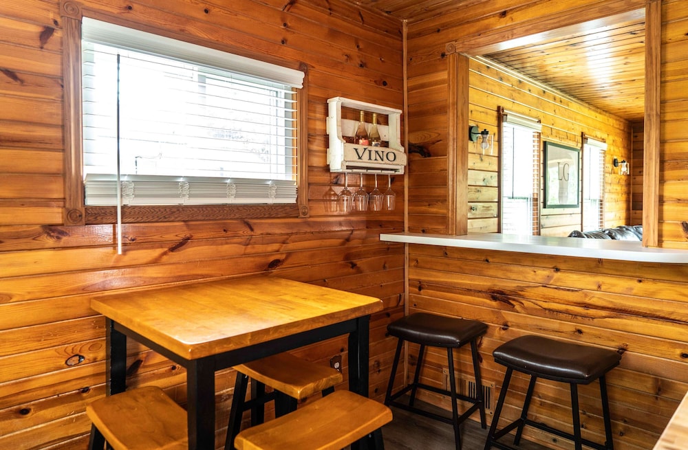 Pet Friendly Lake Geneva Getaway for 6!