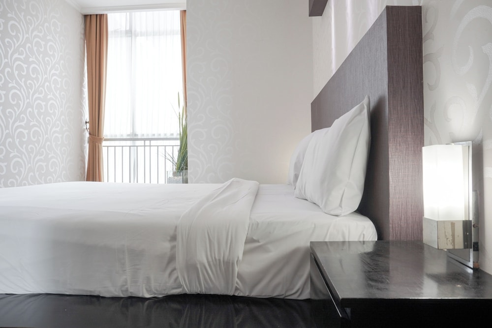 Elegant and Comfy 1BR with Extra Room Apartment at Bellagio Residence