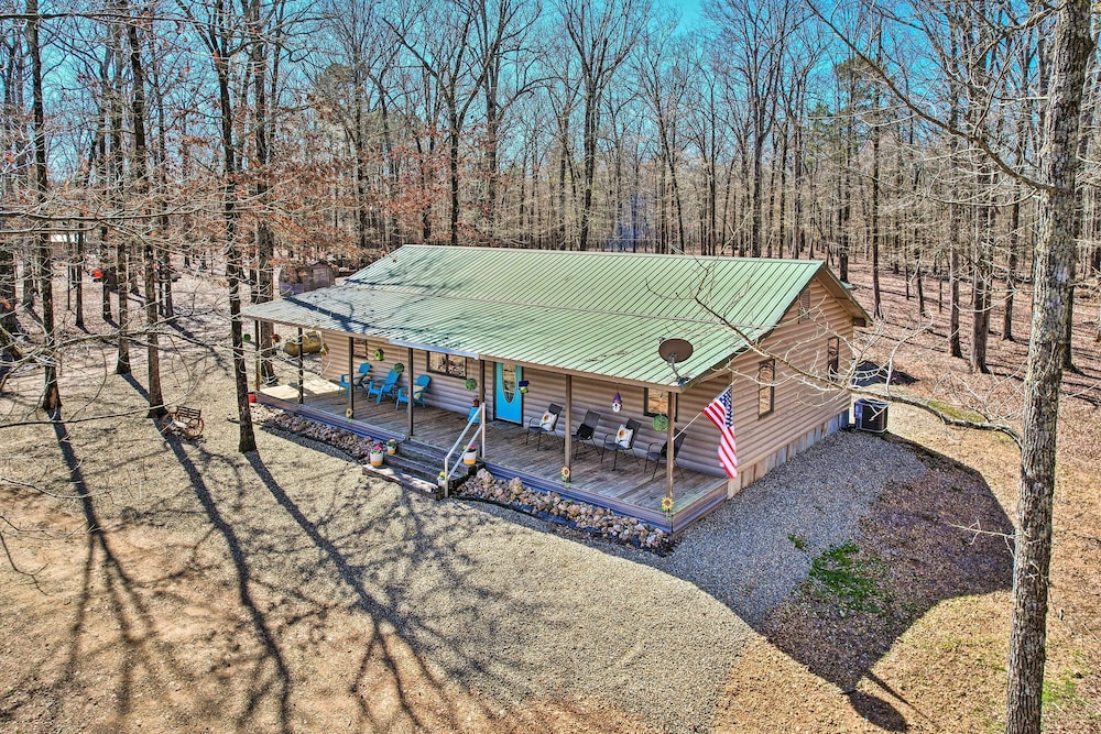 Broken Bow Getaway: Hot Tub, Grill & Fire Pit view 3