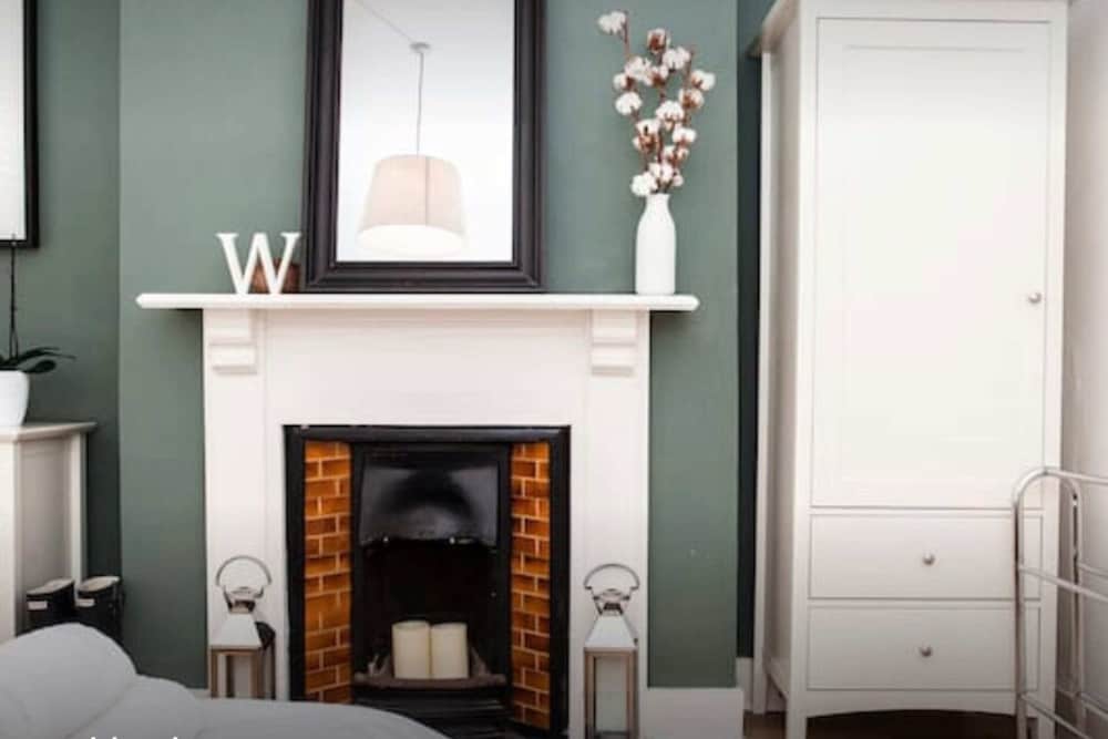 Stylish Newly Refurbished 2 Bedroom Flat With Terrace