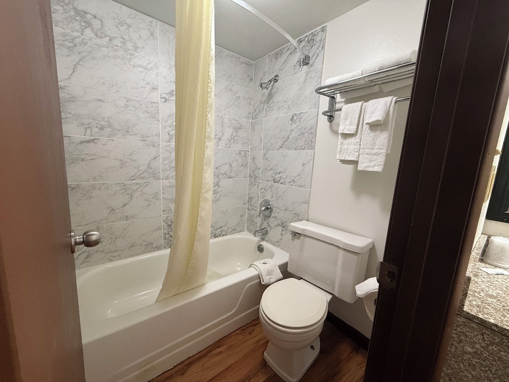 Mattoon Vacations - Relax Inn  Suites - Property Image 1