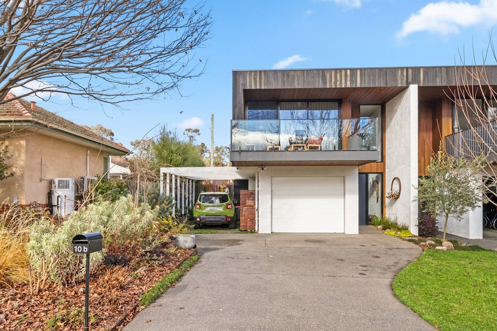 Luxurious 2-bed: Pool, Lift, Dining
