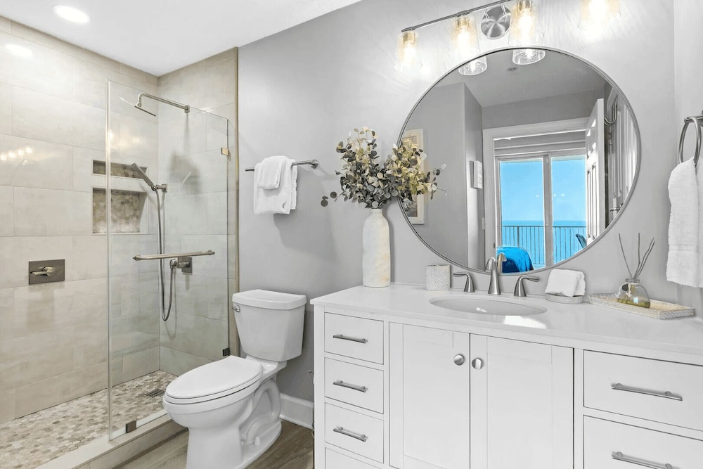 Emerald Isle Resort 1409 Beachfront Access + Chairs Incl Pool, Ocean Views
