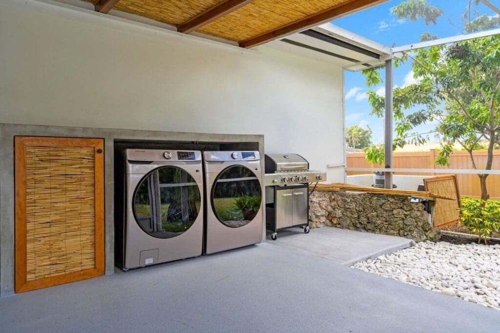 4br Biscayne River Home: Pool & Pickleball Fun 4 Bedroom Home