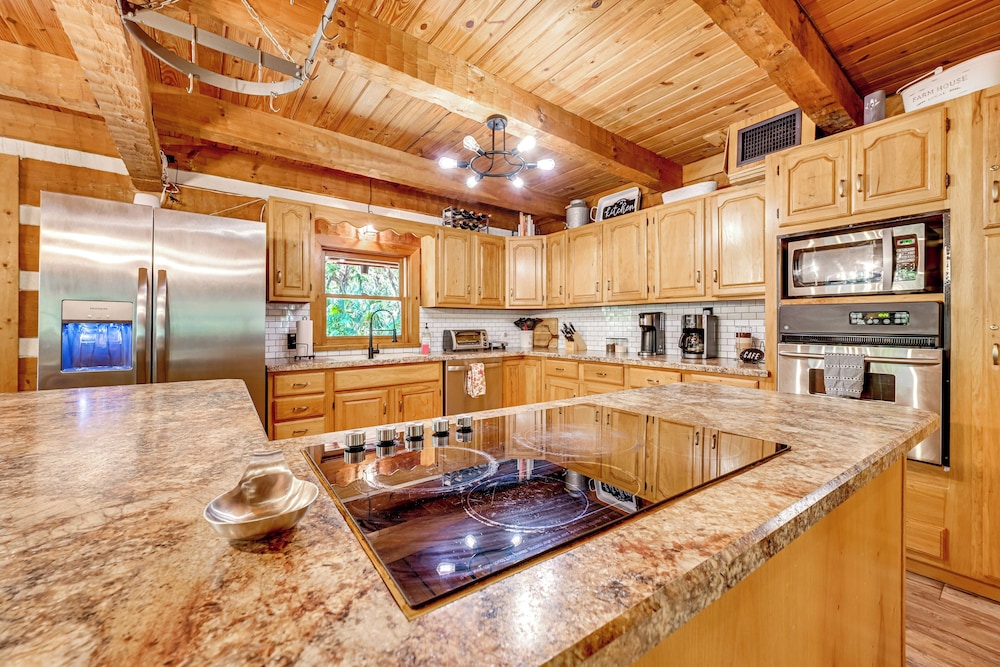 Spacious Sebring Family Cabin w/ Fun Barn + Yard!