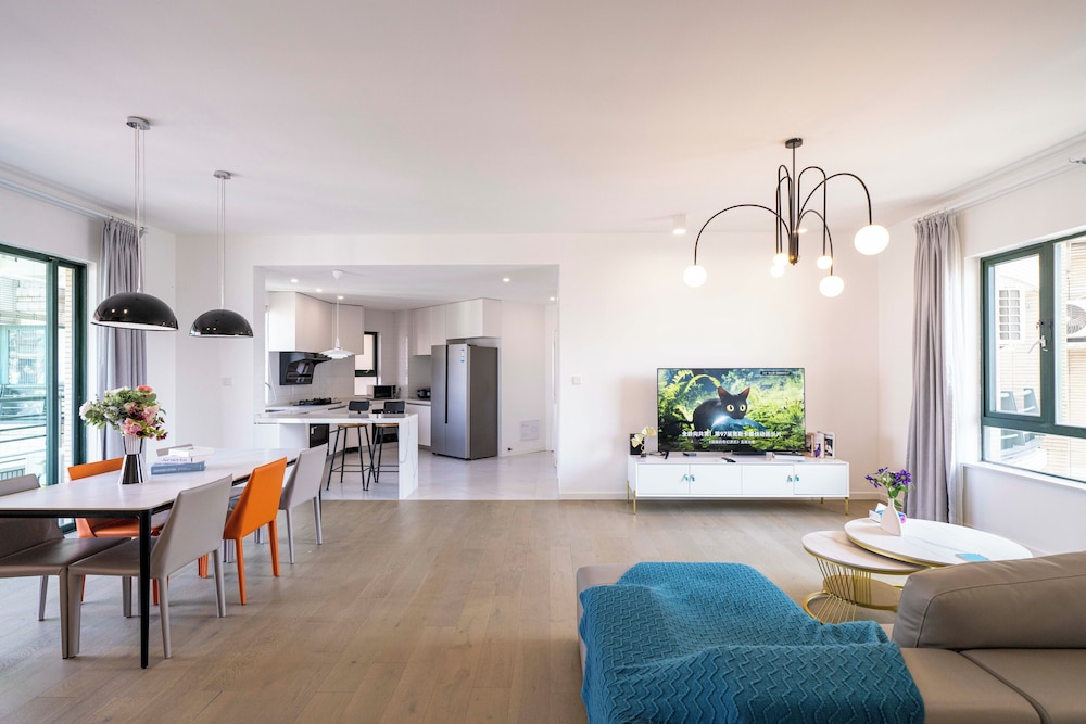 Tyms Elegant 4BR 2BA Apt in Xujiahui