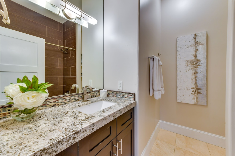 Waterfront Luxury Gilbert Retreat w/ Pool  Spa! - Property Image 15
