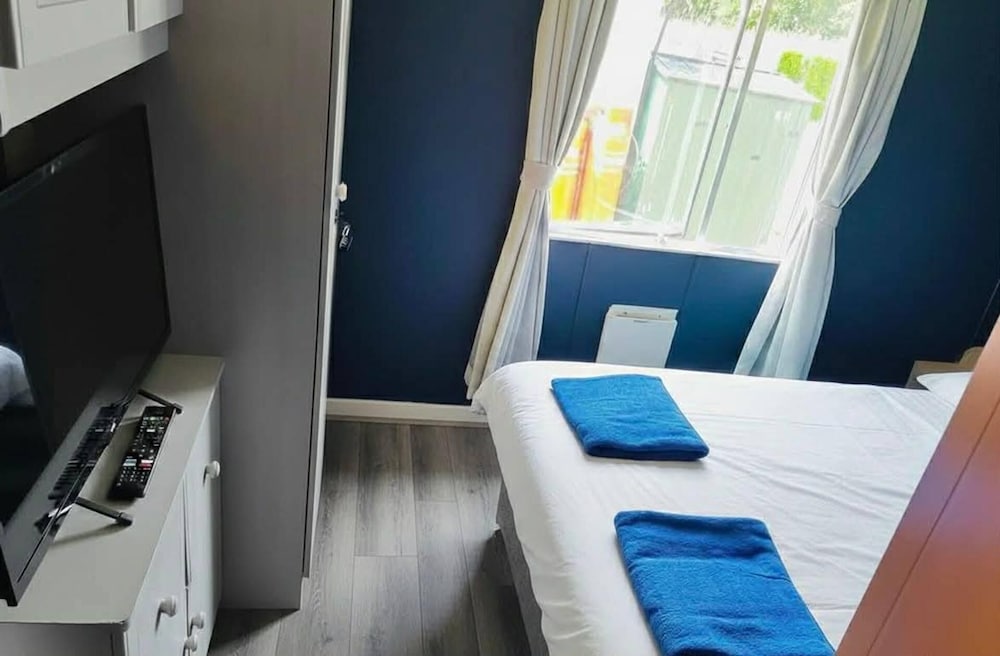 Cosy 3-bedroom Caravan With Decking