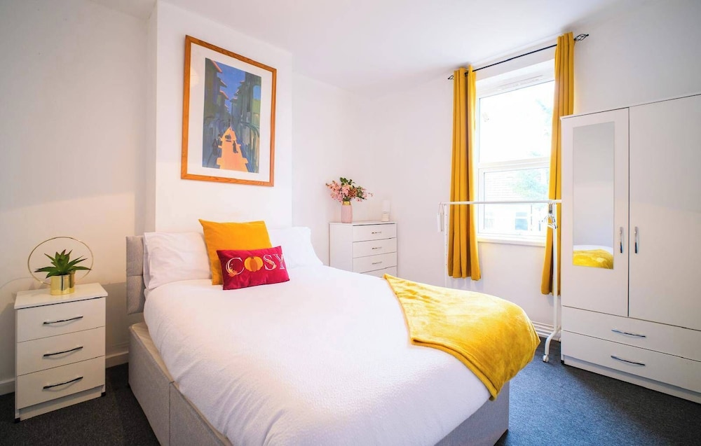 4 Bed House Sleeps 7-free Parking- Contractors