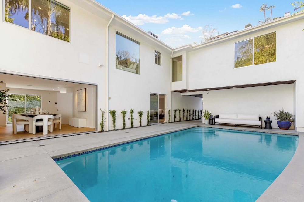 Luxury Hollywood Hills Home With Pool, Outdoor Dining & Iconic Views Skyline Chalet