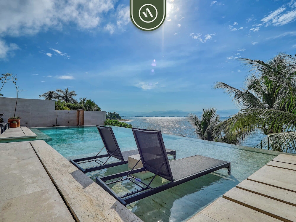 Luxury 4BR Oceanfront Condo - Private Beach - Pool
