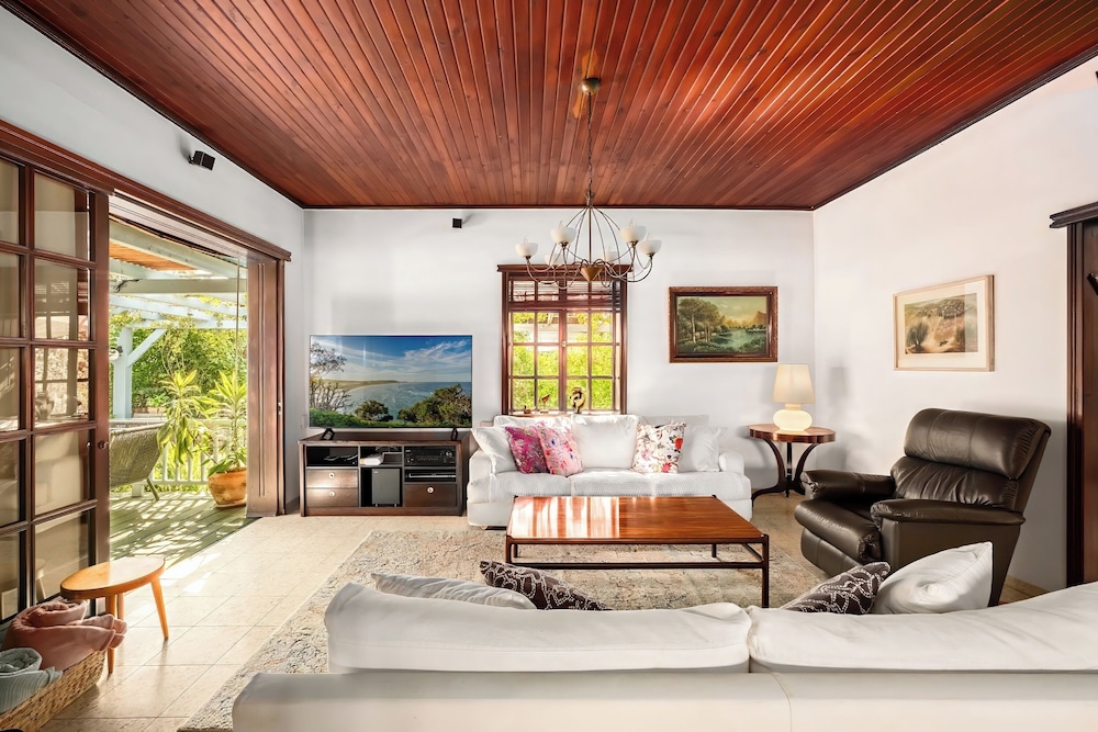 Relax in a Garden Oasis by Sea N' Rent