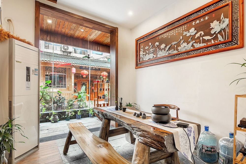Breeze & Alley Inn