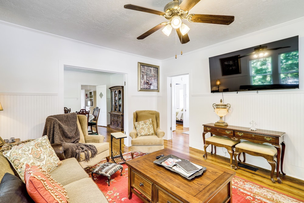 1 Mi to Dtwn! Restored 1930s Brenham Retreat