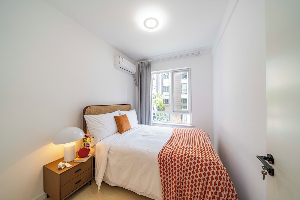 Tyms Bright 2BR 1BA Apt Xuhui Center