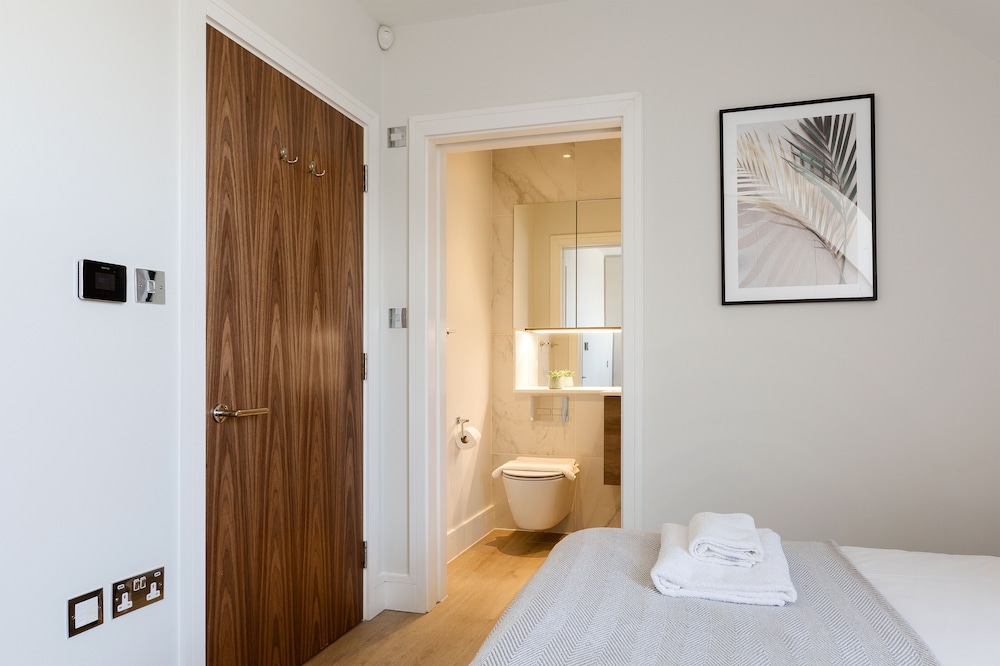 Elegant 2 Bed Flat with Balcony in Finchley