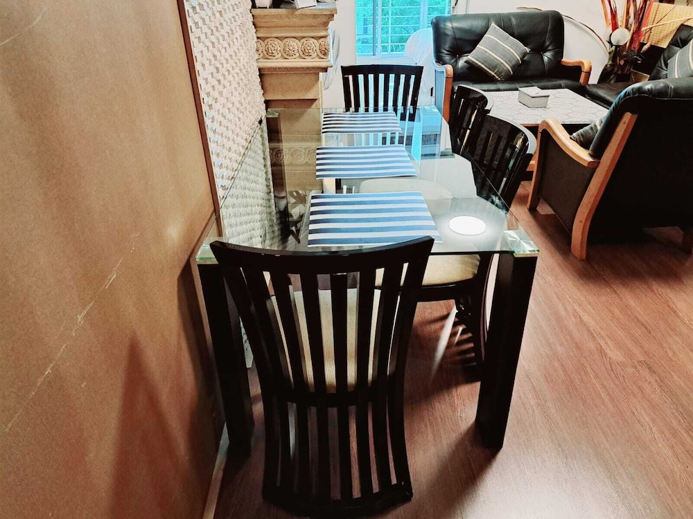 2D - 3 Bedroom Downtown Apartment With Shared Pool