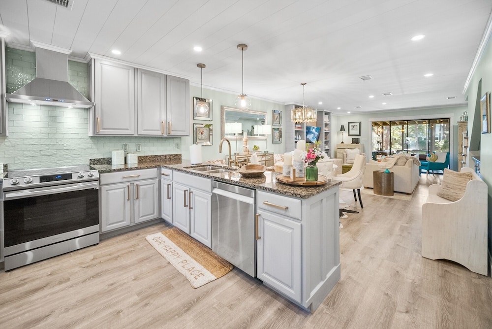 Simply Seagrove 2 Bedroom Home by RedAwning view 5