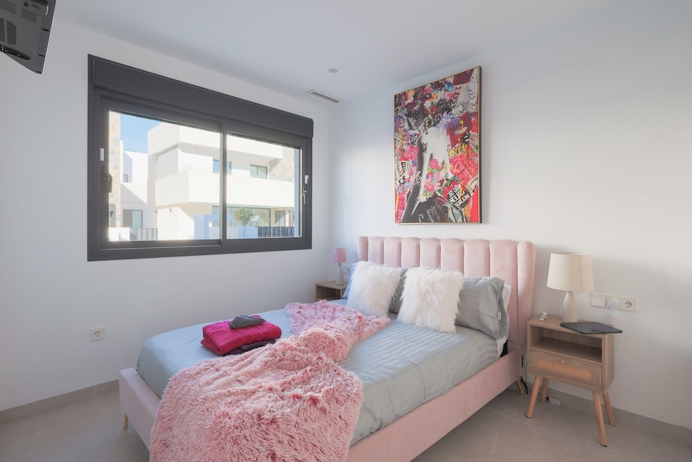 4 Bed Villa - Sleeps 8 - Pool - Garden - Parking