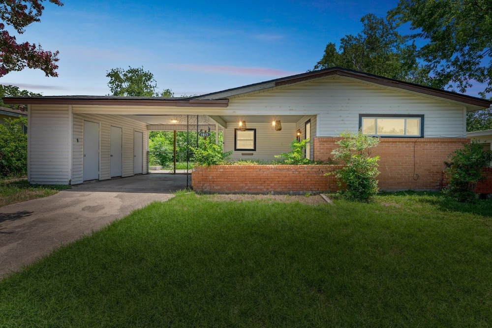 Cozy Temple Home Fenced Yard & Wi-fi 3 Bedroom Home