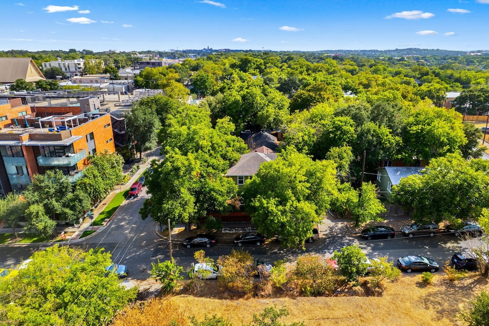 Eclectic 3 Bedroom Block From South Congress! - Image 2