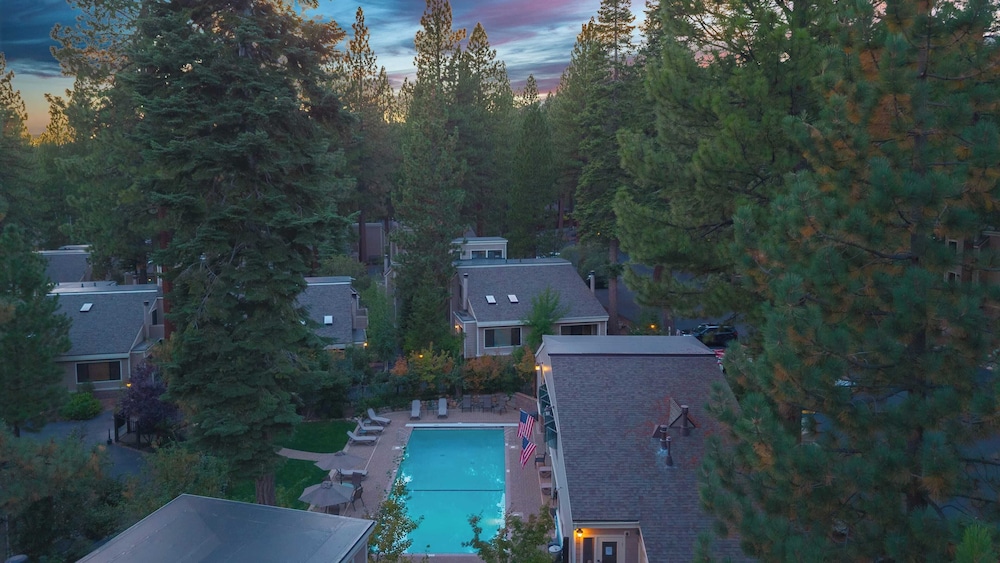 Near Ski, Beach, & Hiking Trails + Clubhouse Pool & Hot Tub Access Juanita Blue by Avantstay