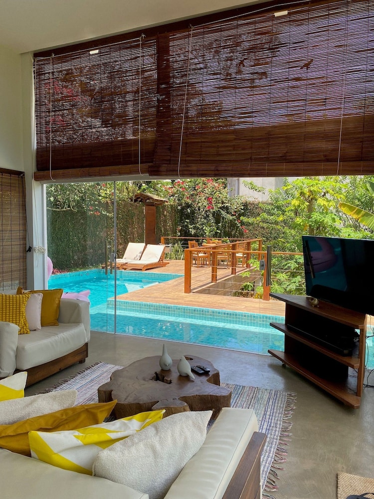 Casa c/ Piscina Privativa, 3 Suítes Sala integrada