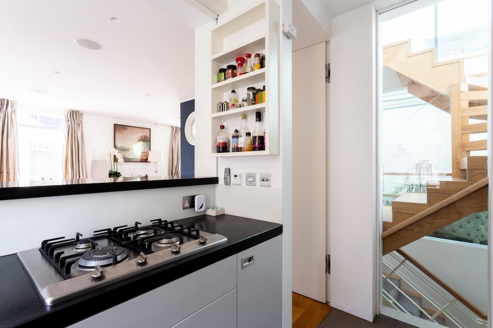NEW Stunning 5BD Kensington House