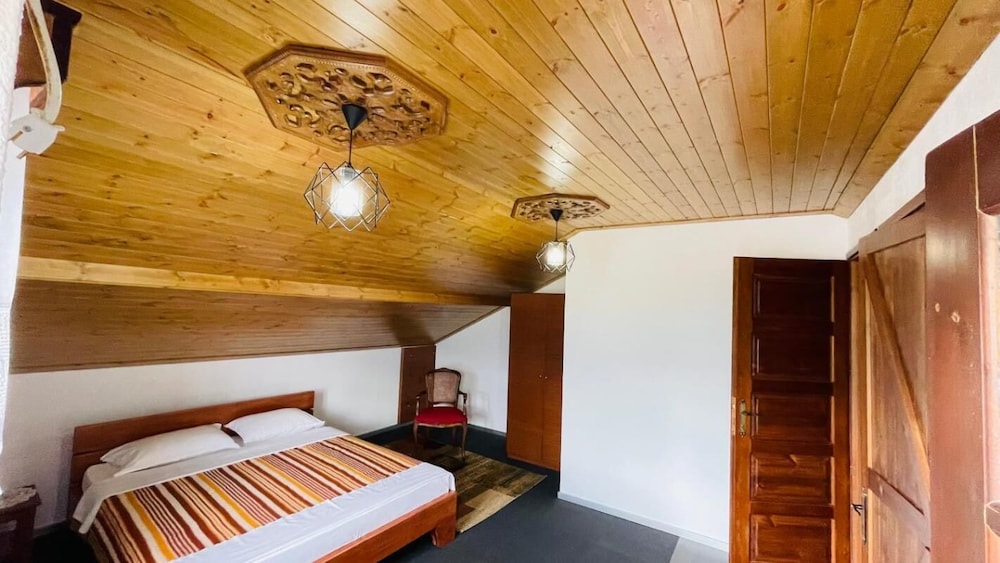 Denis - Private Rooms Guesthouse Gjirokastra