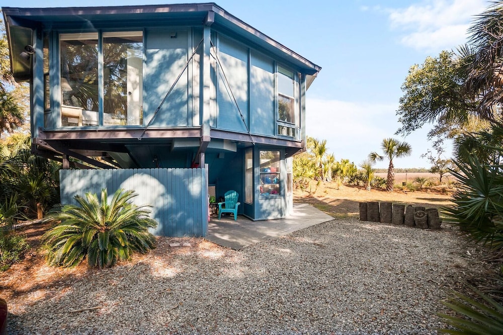 Charming 2-bed, 2-bath Home, Resort Access and Golf Cart Included!
