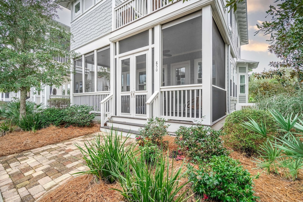 Pearl by Avantstay Idyllic Seaside Getaway w 2 Large Decks Lush Garden