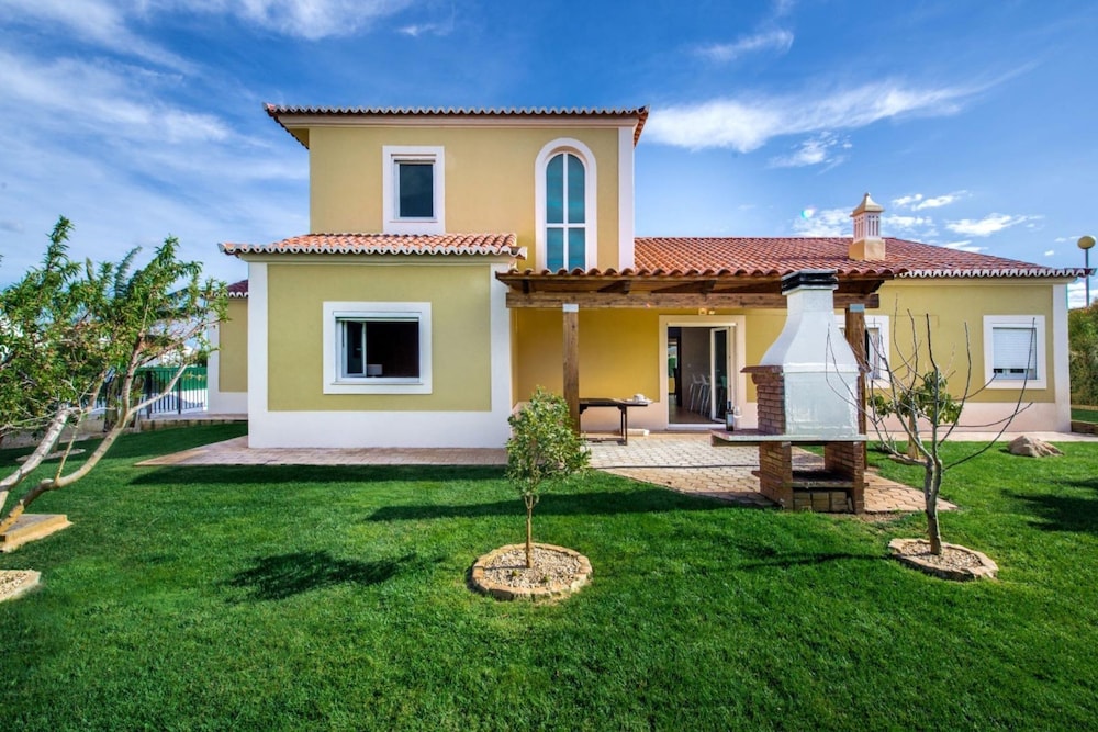 Amapola in Quelfes With 4 Bedrooms and 4 Bathrooms