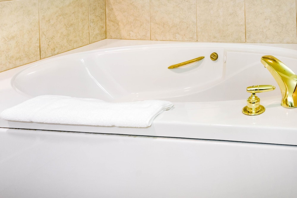 Quality Inn & Suites Carthage near Precious Moments Chapel