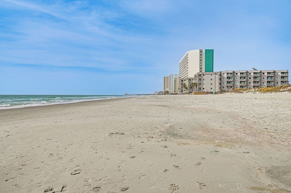 Walk to Beach: Condo w/ Balcony in Murrells Inlet!