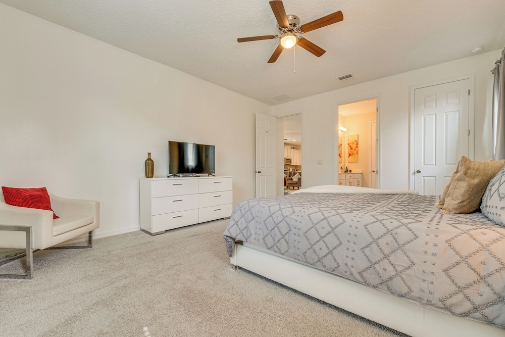 Home Near Theme Parks in Kissimmee: Family Perks!