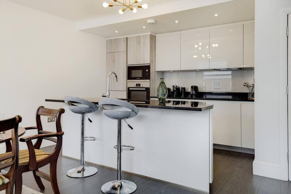 Lovely 2 Bedroom Apartment w AC off Baker Street