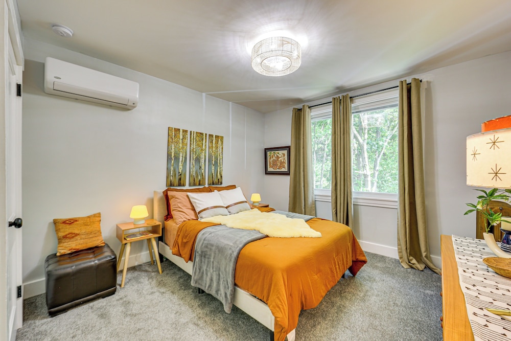 3 Mi to Frick Park: Artsy, Urban Retreat w/ Deck