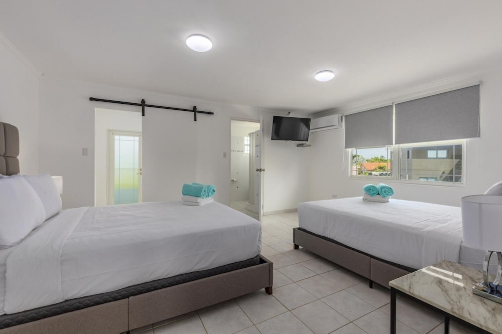 4BR 4BA Villa w Private Pool Eagle Palm Beach