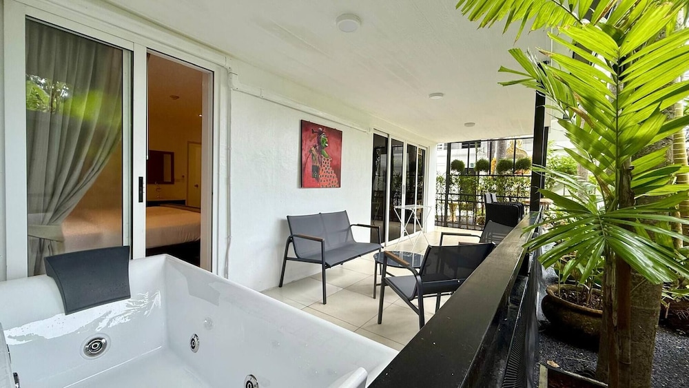 B11 Sunset Plaza Partial Seaview 1 Bedroom 1 Bathroom With Large Jaguzzi