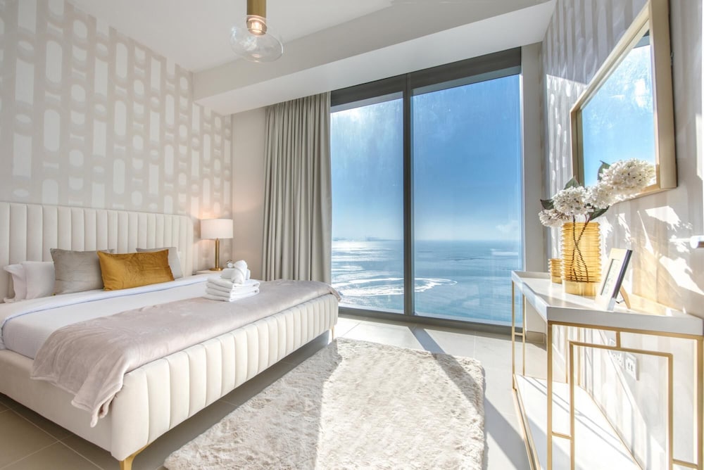 Exclusive Sea View Apartment on the Arabian Gulf