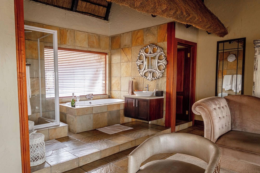 Room in Guest Room - Mmakuba Private Game Lodge, Deluxe Chalet 9A