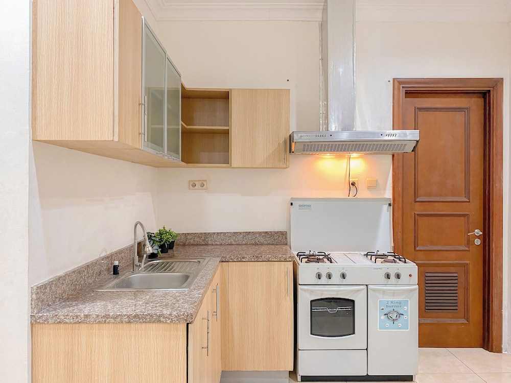 Spacious 2Br With Mall Access At Bellezza Apartment